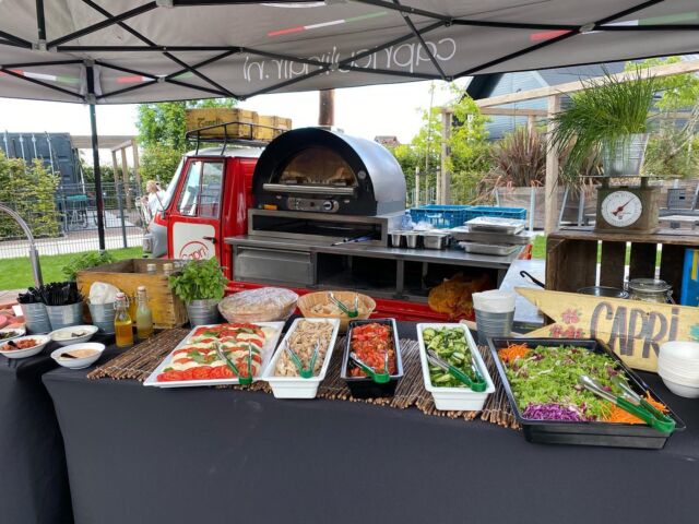 Leuke pizza catering opdracht mogen verzorgen bij van Wal in Roelofarendsveen, wat een prachtige locatie om een gezellig feest te organiseren. #pizza #pizzafoodtruck #pizzacatering #foodtruck #foodtruckcatering #capripizza