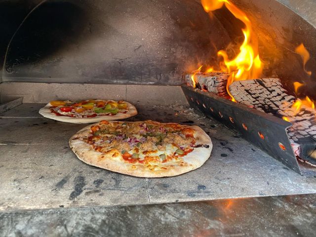 De aanvragen voor komend seizoen beginnen weer binnen te komen. Een pizza foodtruck op locatie, een oude mooie Citroen Hy of een echte Piaggio pizza foodtruck, gecombineerd met een salade bar, anti-pasti en dessert om mee af te sluiten, heeft u ook iets te vieren of voor het personeel te organiseren, vraag snel naar de mogelijkheden bij Capri Culinair. #pizza #pizzafoodtruck #capripizza #capriculinair #clementi #pizzacatering #bruiloft #bedrijfsfeestje #personeelsfeest #festivalbruiloft #houtoven #pizzalovers #pizzafeest #catering #huwelijk