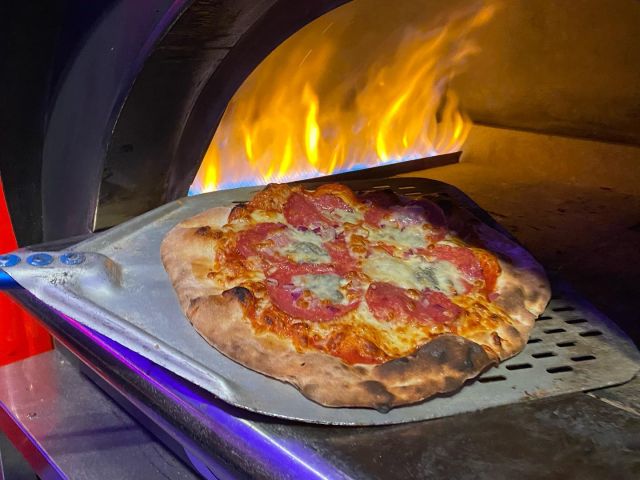 Weer een leuke pizza catering mogen verzorgen. Verse pizza vanuit onze piaggio classic 400 pizza foodtruck. #pizza #pizzacatering #pizzafoodtruck #toettoetfood #hsevents #capripizza