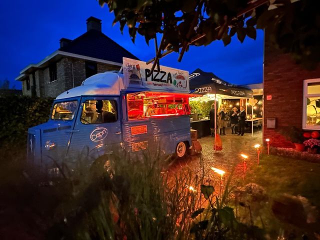 Weer een gezellige pizza catering mogen verzorgen in Eck en Wiel. #pizzafoodtruck #pizza #foodtruckcatering #eckenwiel #foodtruckhuren #pizzabakkers #winterborrel #bedrijfsfeest #kerstfeest #eventopeigeocatie