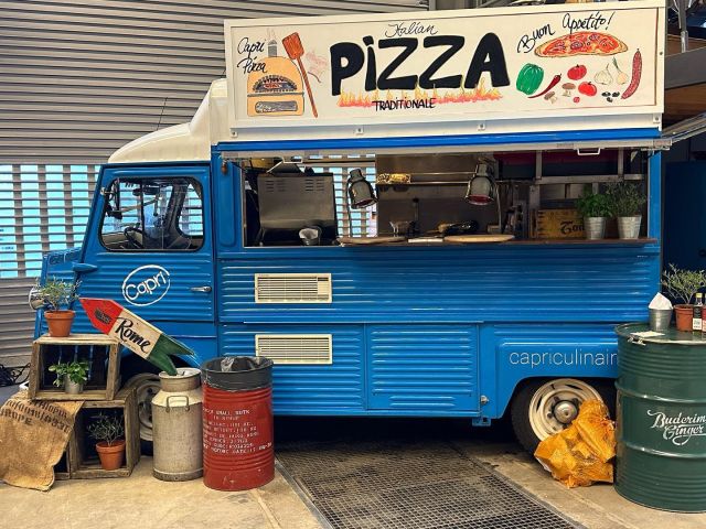 Nog enkele plekken beschikbaar voor de kerstborrel, of om een leuk personeelsfeest te organiseren, vraag snel naar de mogelijkheden om een pizza of een flammkuchen foodtruck op je feest te hebben. #pizzafoodtruck #flammkuchenfoodtruck #kerstfeest #kerstborrel #personeelsfeest #nieuwsjaarsborrel #capripizza #eindejaarsfeest #pizza #flammkuchen